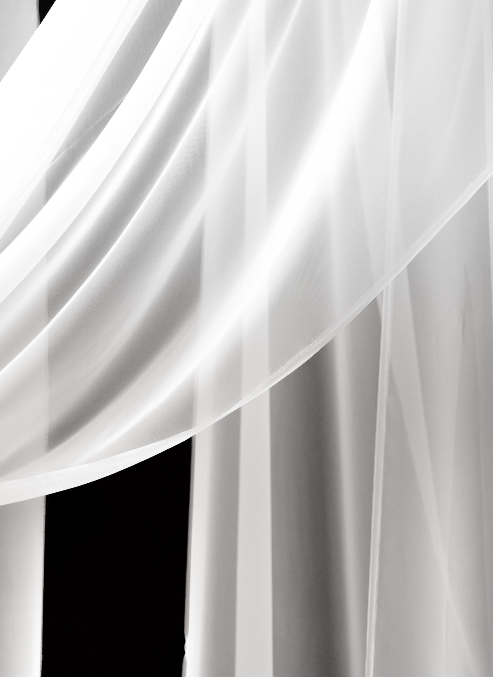 Стул на фоне белых простыней в зале black в фотостудии в Липецке