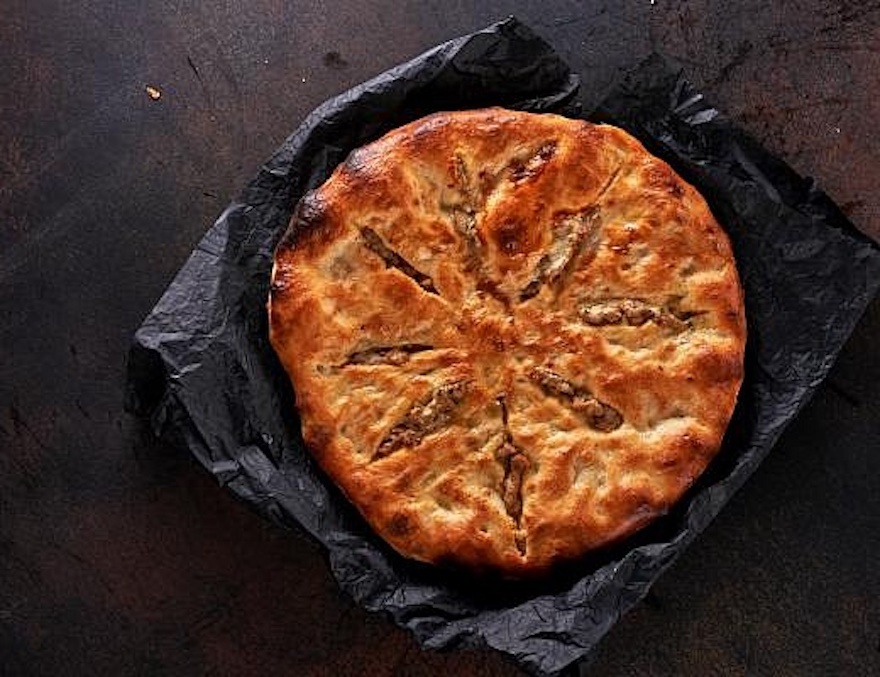 Хачапури кубдари. Грузинский кубдари. Кубдари хачапури с мясом. Кубдари (хачапури с мясом) ресторан.