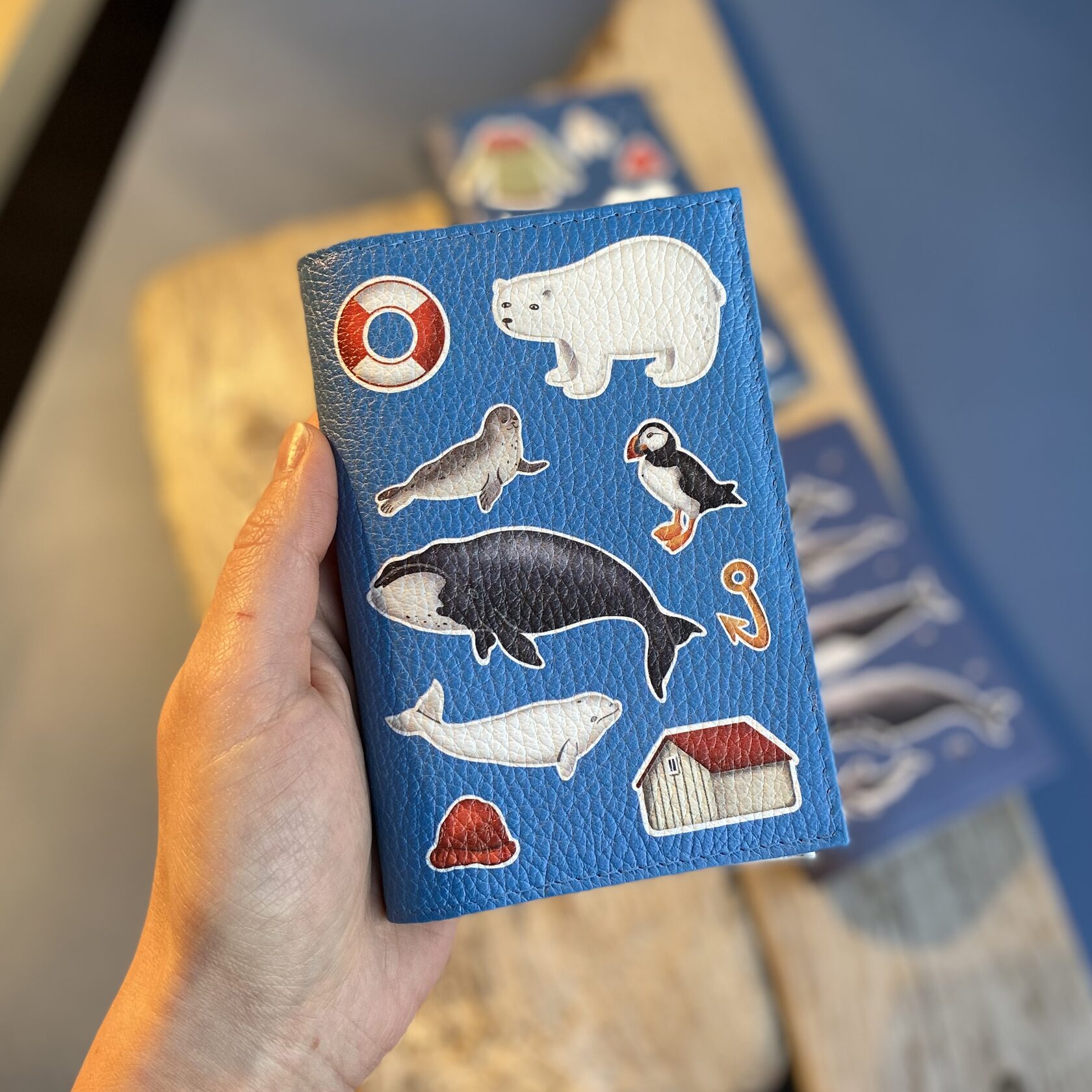 кожаная обложка для паспорта с изображением белого медведя и гренландского кита 