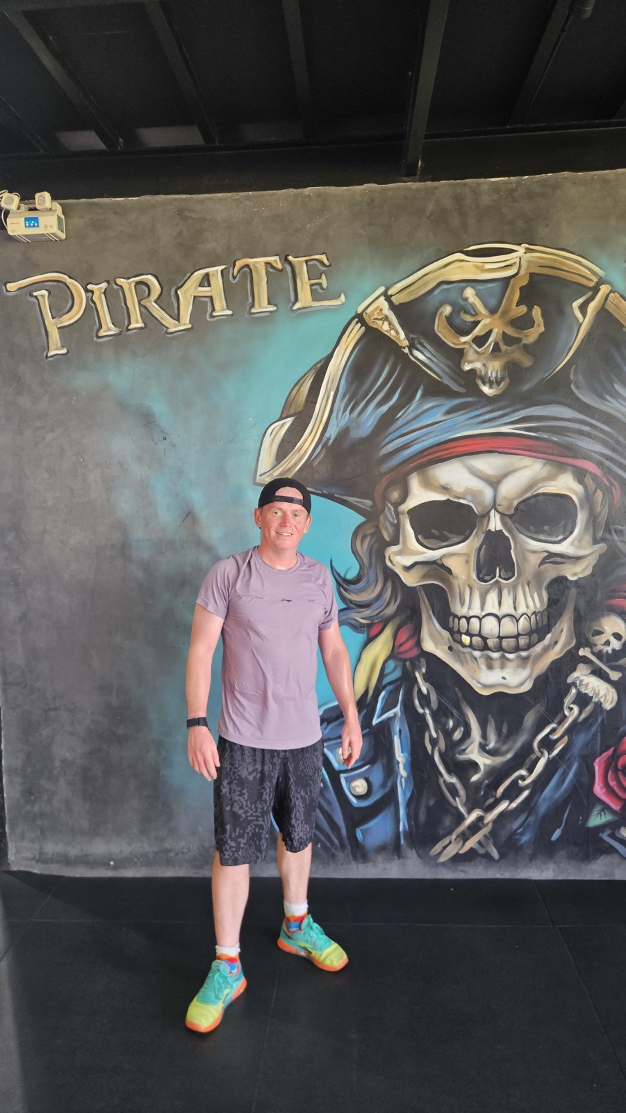 Павел Ростовцев у мурала Pirate Camp на спортивной улице Пхукета