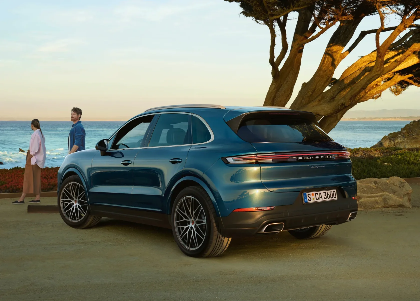 Porsche Cayenne в цвете Montegoblau Metallic, вид сзади
