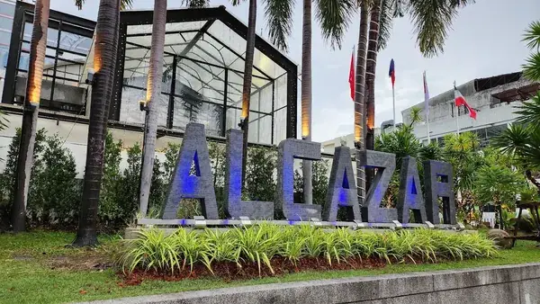Буквы ALCAZAR у входа среди пальм