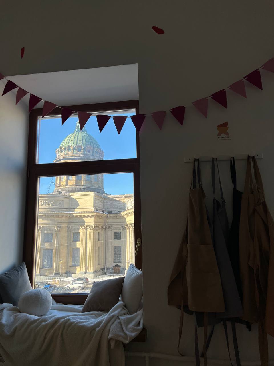 Гости расписывают керамику на празднике