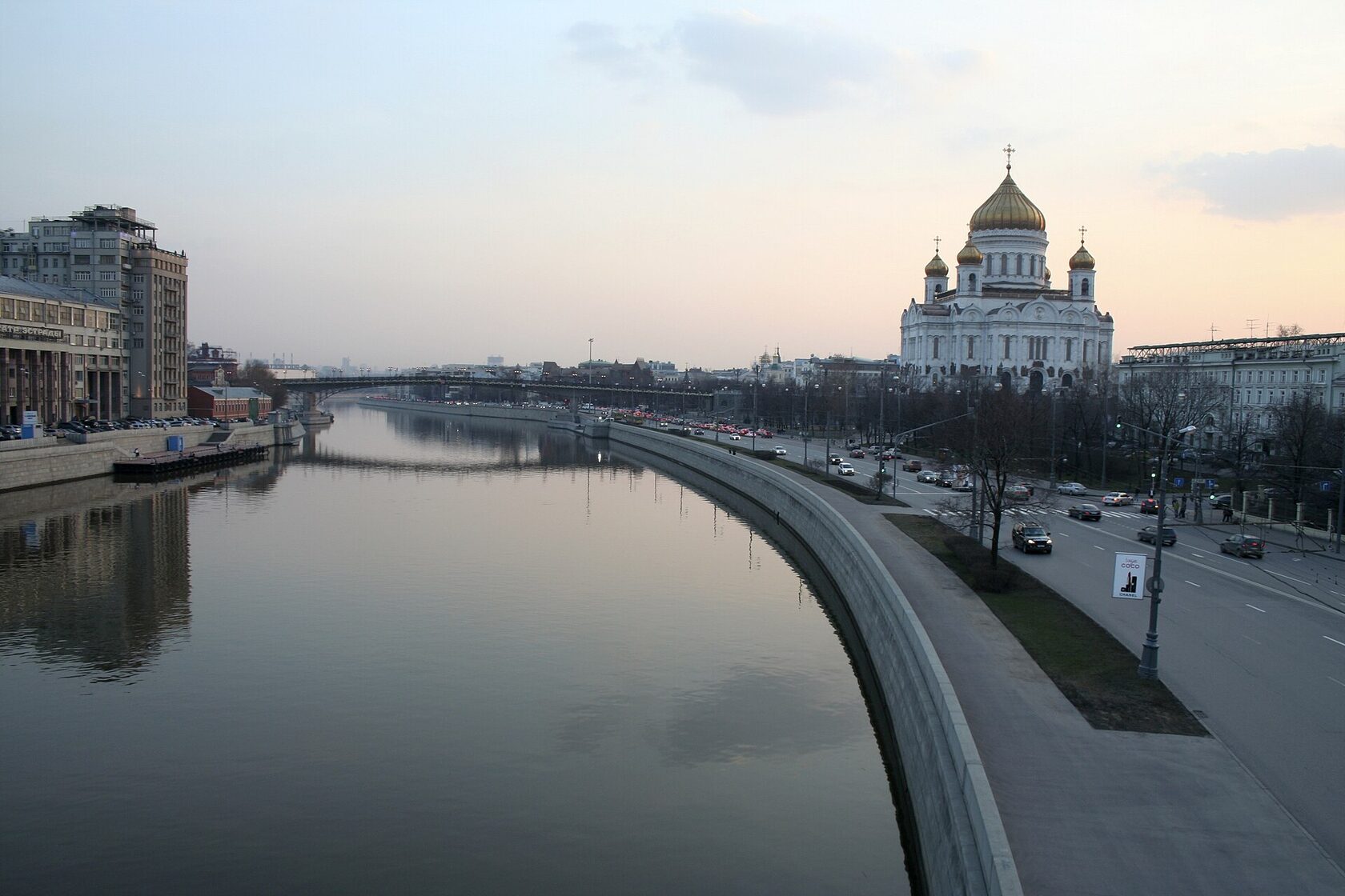Храм Христа Спасителя на берегу Москвы-реки