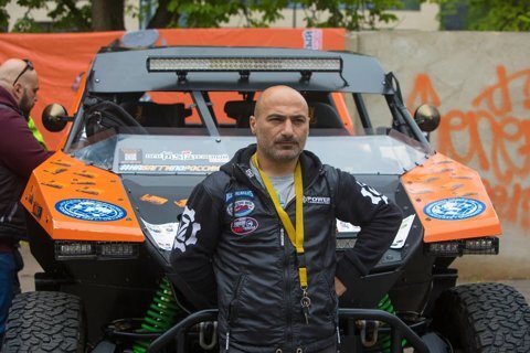 Мужчина перед внедорожным автомобилем