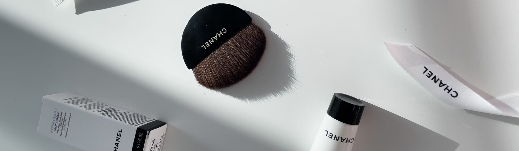 Продукты Chanel в минималистичной фотосессии, выполненной в студии с подбором реквизита и цветокоррекцией.
