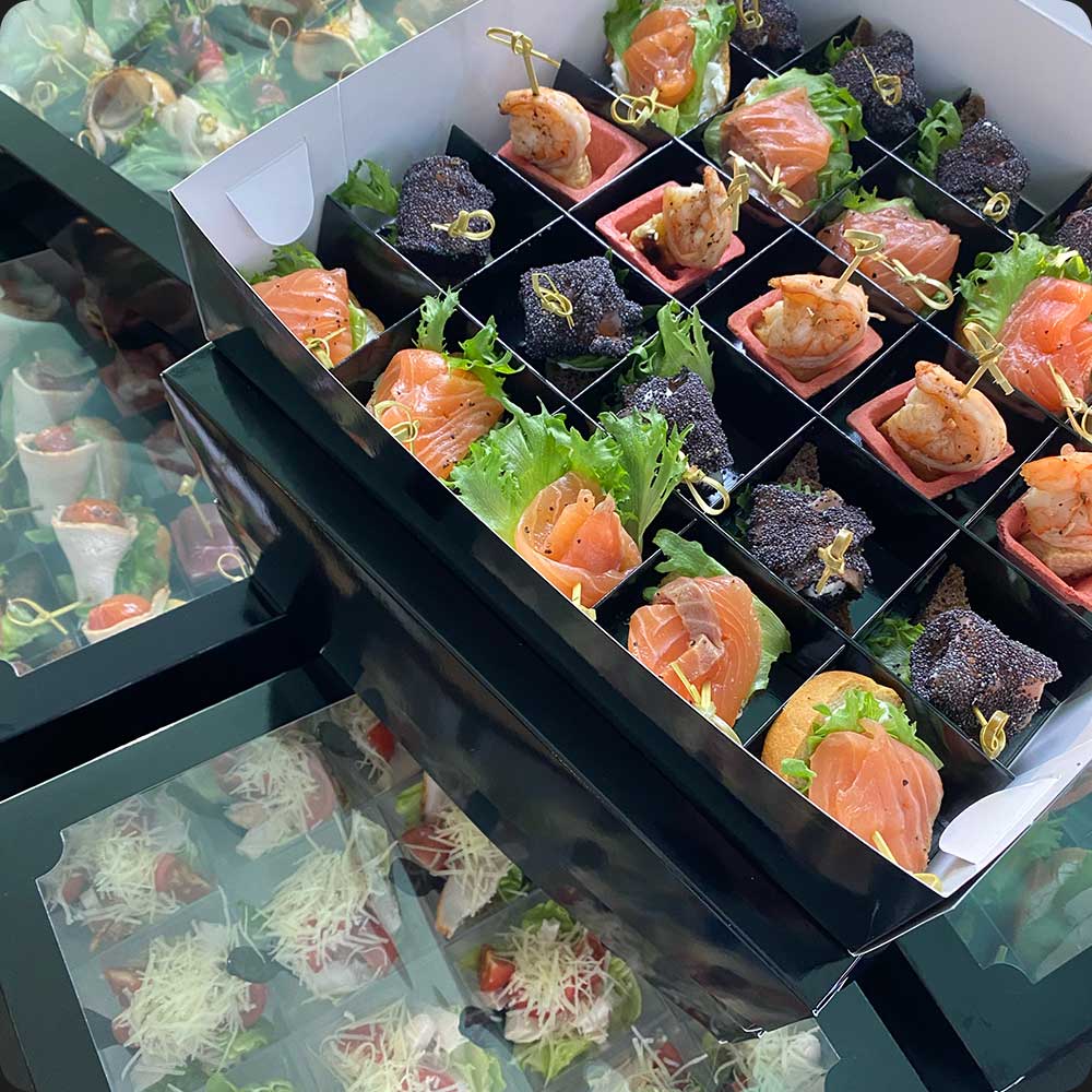 набор закусок из мяса рыбы и овощей