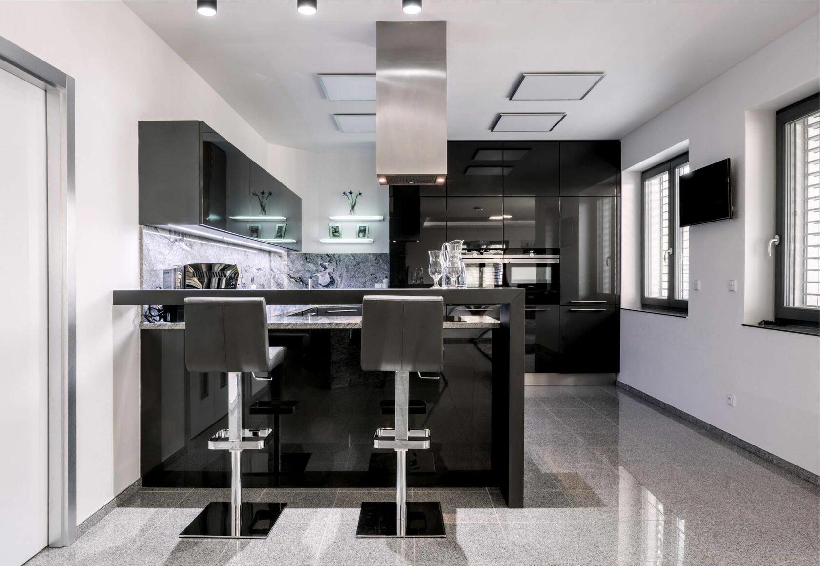 Дизайн комнаты-кухня в стиле Хай тек