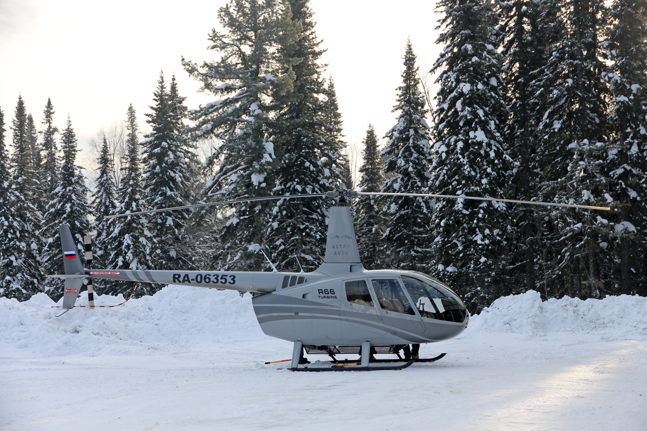 Вертолет шерегеш. Шория порт Шерегеш. Вертолетная экскурсия Шерегеш. Шерегеш горнолыжный курорт полет на вертолете. Вертолетная площадка зимой.