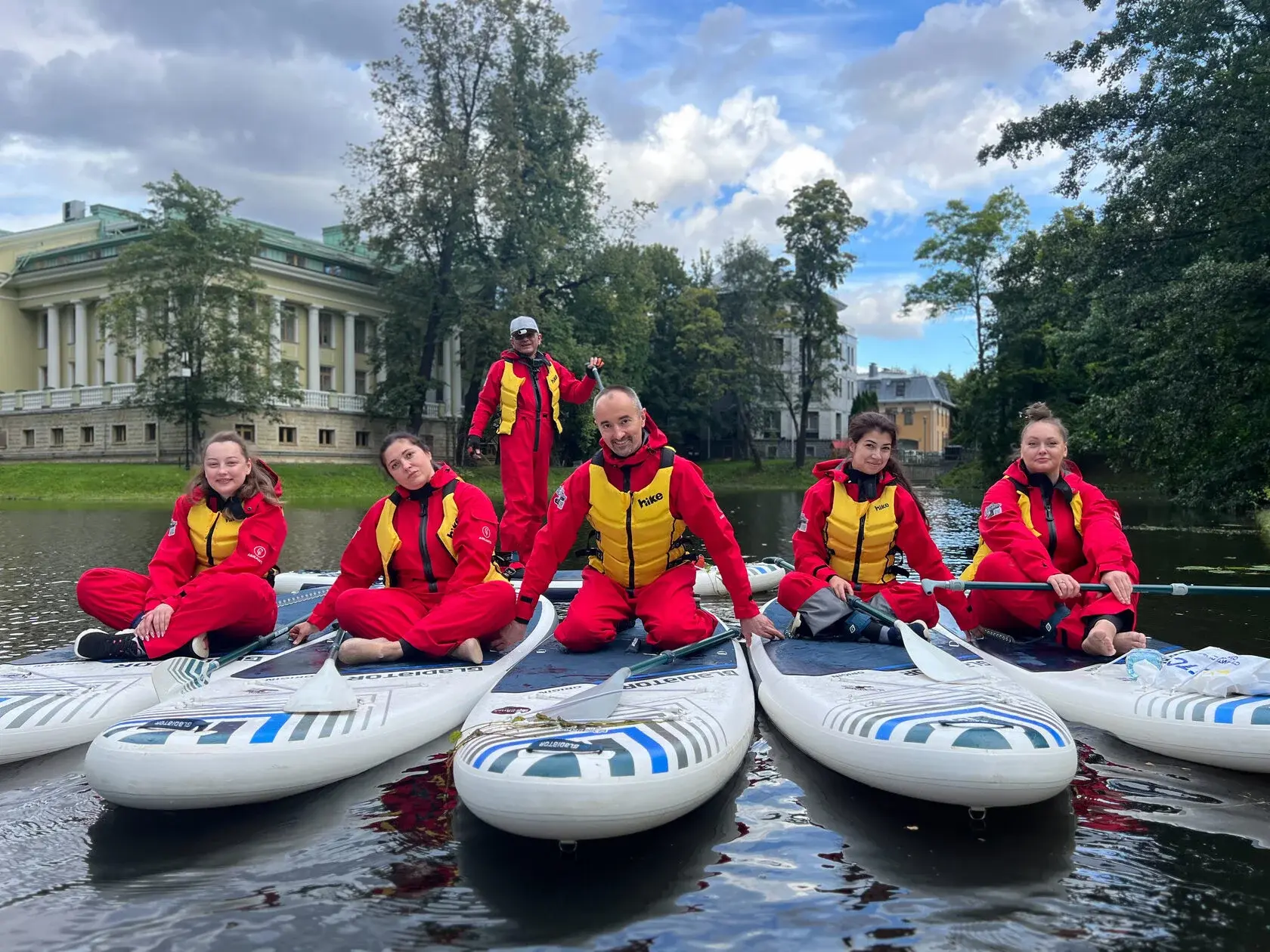 Вокруг каменного острова на Сапе в гидрокостюмах