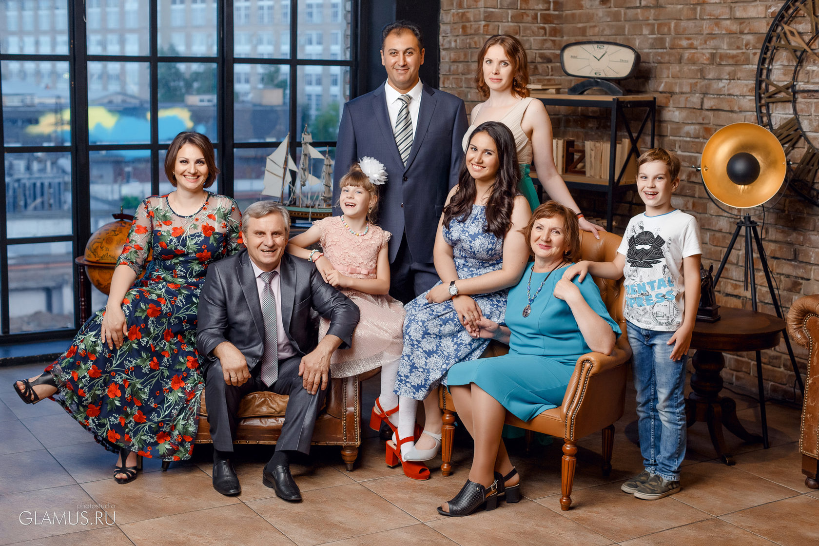 Мама в семье в москве. Фотосессия большой семьи. Семейная фотосессия в студии. Большая семья. Фотосессия большой семьи в студии.