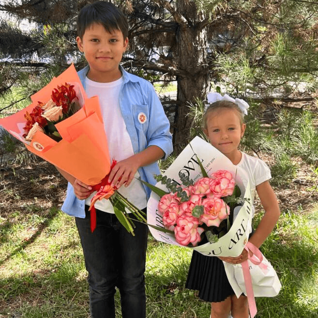 1 сентября мальчик с девочкой с цветами Оранж Алматы