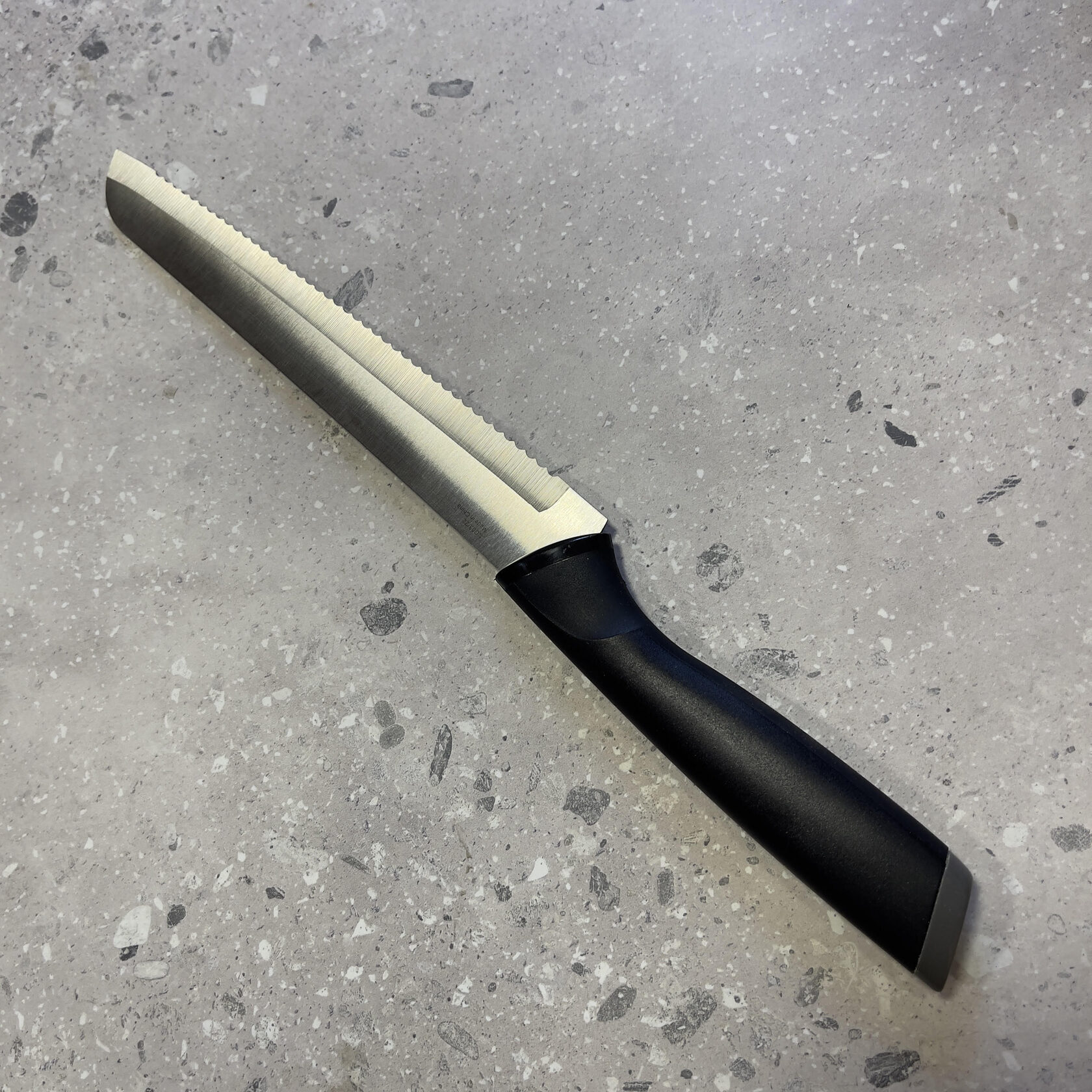 Чудеса маркетинговых трюков: почему «резка ножом» и «шлифовка болгаркой» по компакт‑плите — это спектакль, а не демонстрация качества