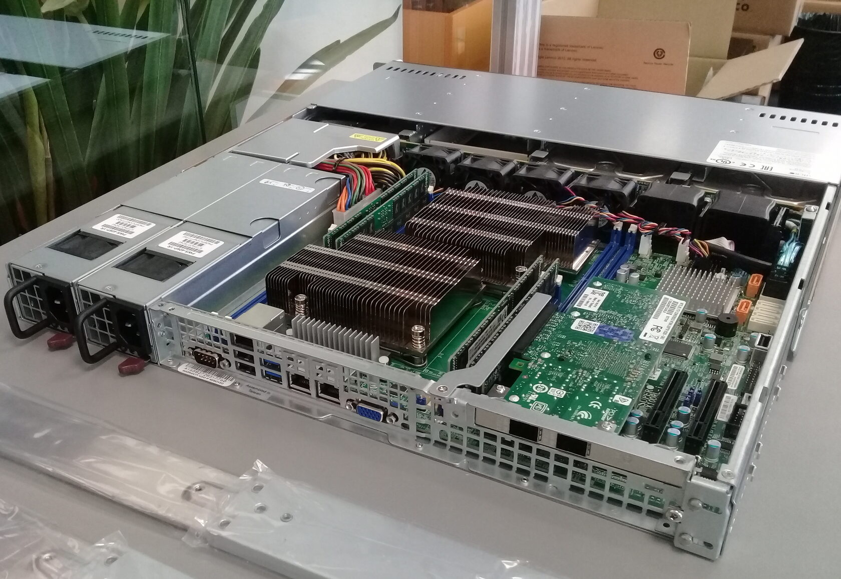 Сервер открыт. Supermicro sys-6018r-MTR. SUPERSERVER 6018r-MTR / Bulk. Sys-6018r-MTR. Supermicro sys-6019p-MT, 1u.