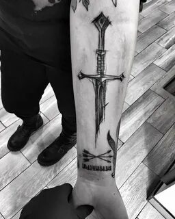 Татуировка меча с цветком на нем