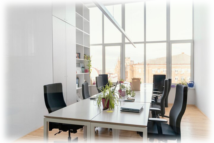 Изображение от <a href="https://ru.freepik.com/free-photo/room-interior-design_13195272.htm#query=office&position=0&from_view=keyword&track=sph">Freepik</a>