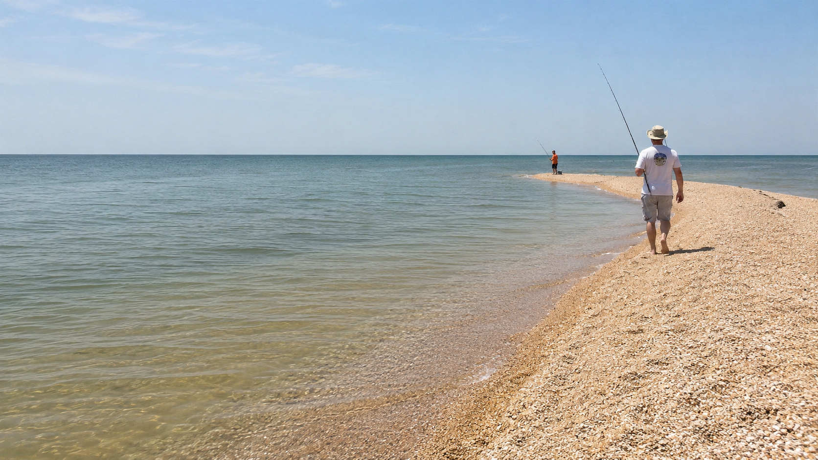 Два рыбака на пляже в Азовском море