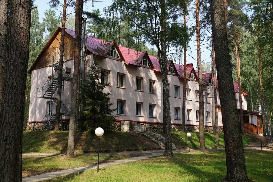 Корпус МДЦ «КОМПЬЮТЕРиЯ» среди сосен