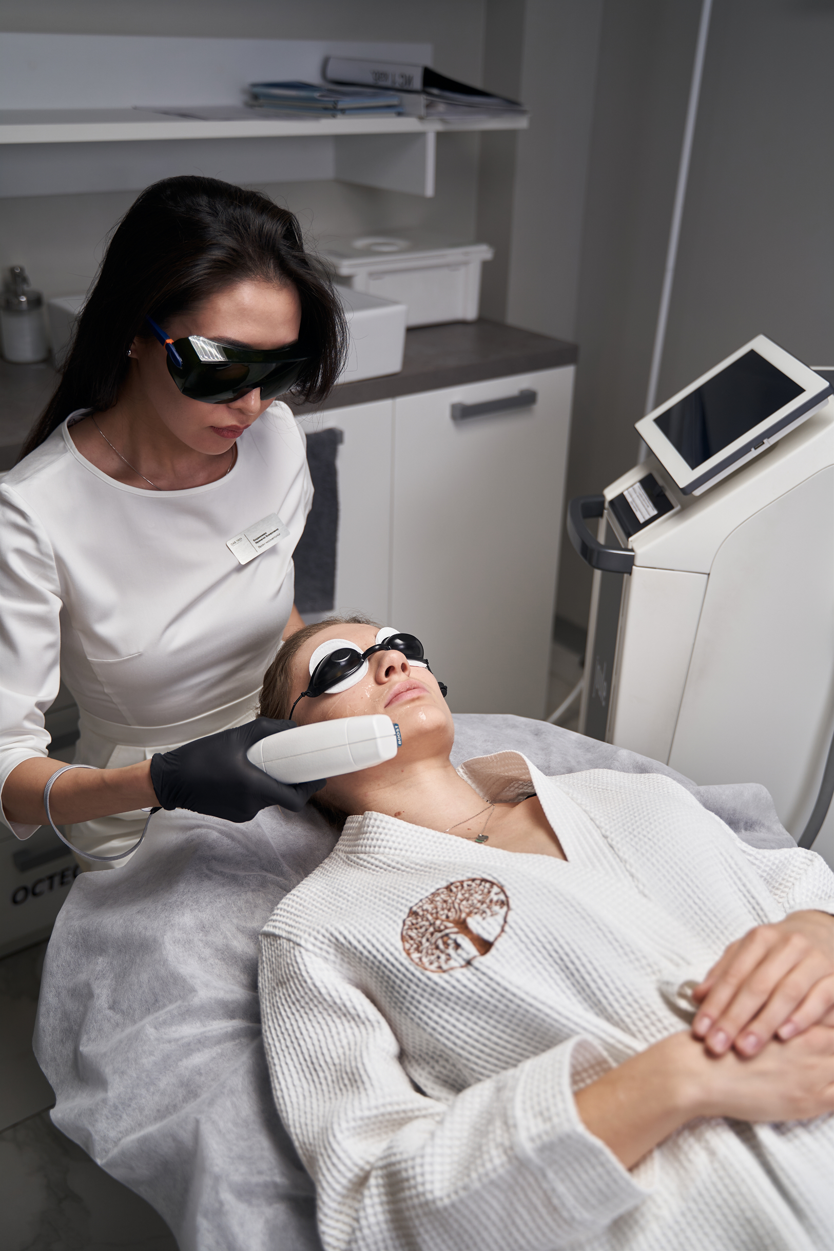 Врач DAR-YAN Clinic проводит BBL-терапию