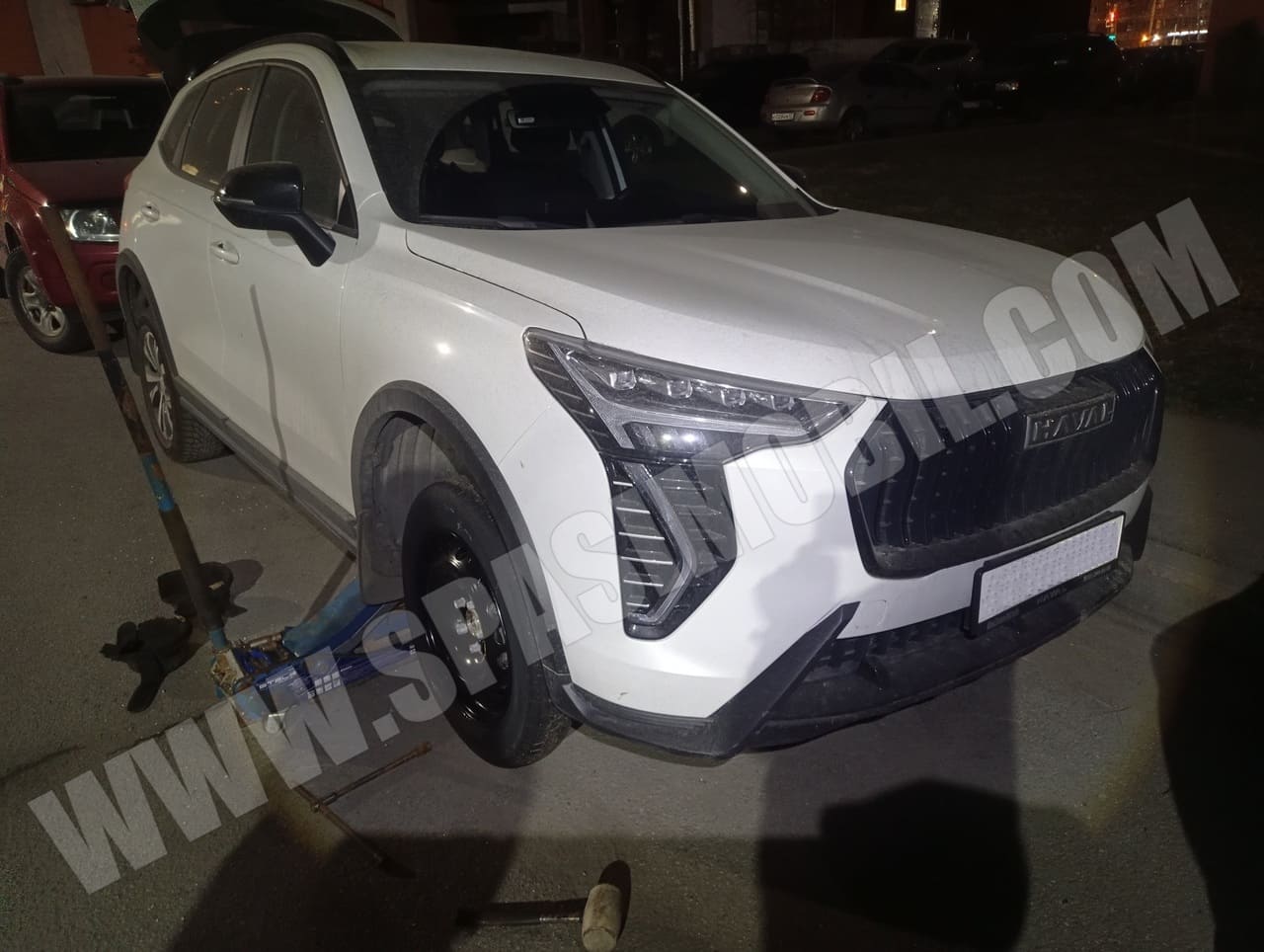 Установили запасное колесо на автомобиле HAVAL на Индустриальном проспекте в Красногвардейском районе Санкт-Петербурга