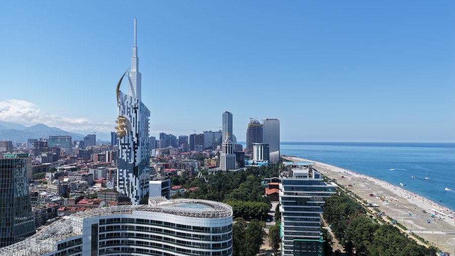 Batumi — centrum i wieżowce przy plaży