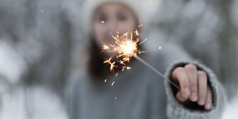 Человек, безопасно держащий бенгальский огонь на вытянутой руке вдали от лица, инфографика по безопасности фейерверков.
