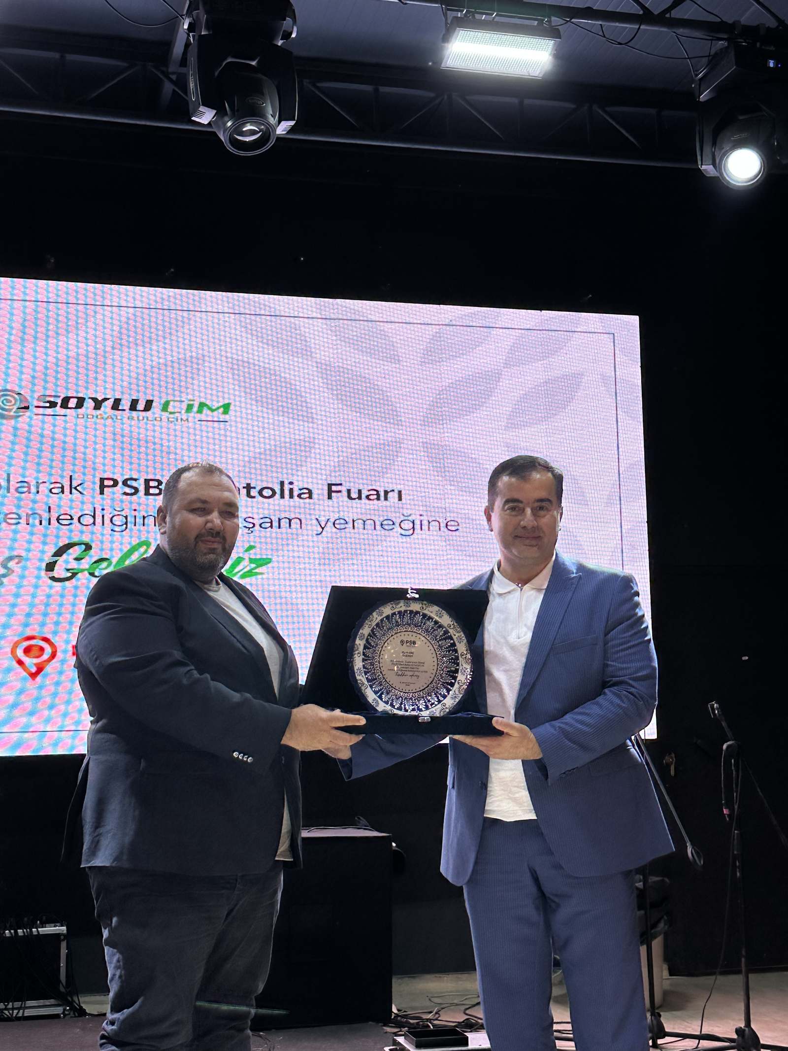 Представителю Flowers Garden вручают памятную тарелку PSB Anatolia на приеме для участников