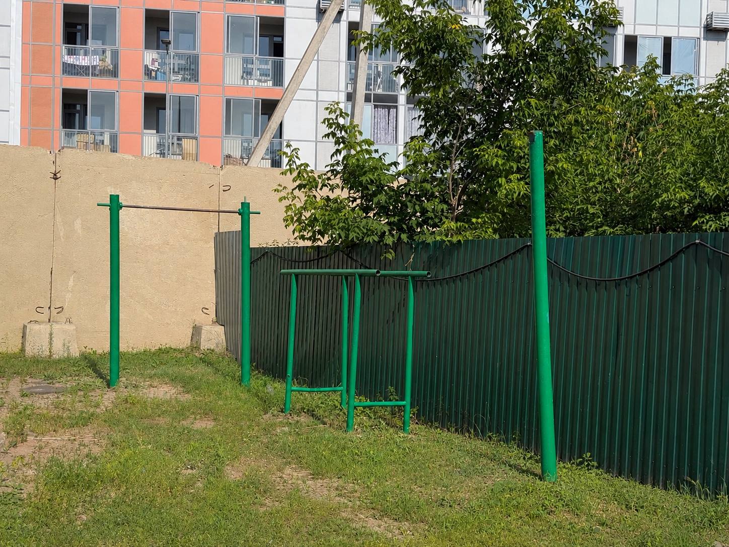 Спортивный городок с уличными турниками — территория хостела ГАРАНТ в Люберцах