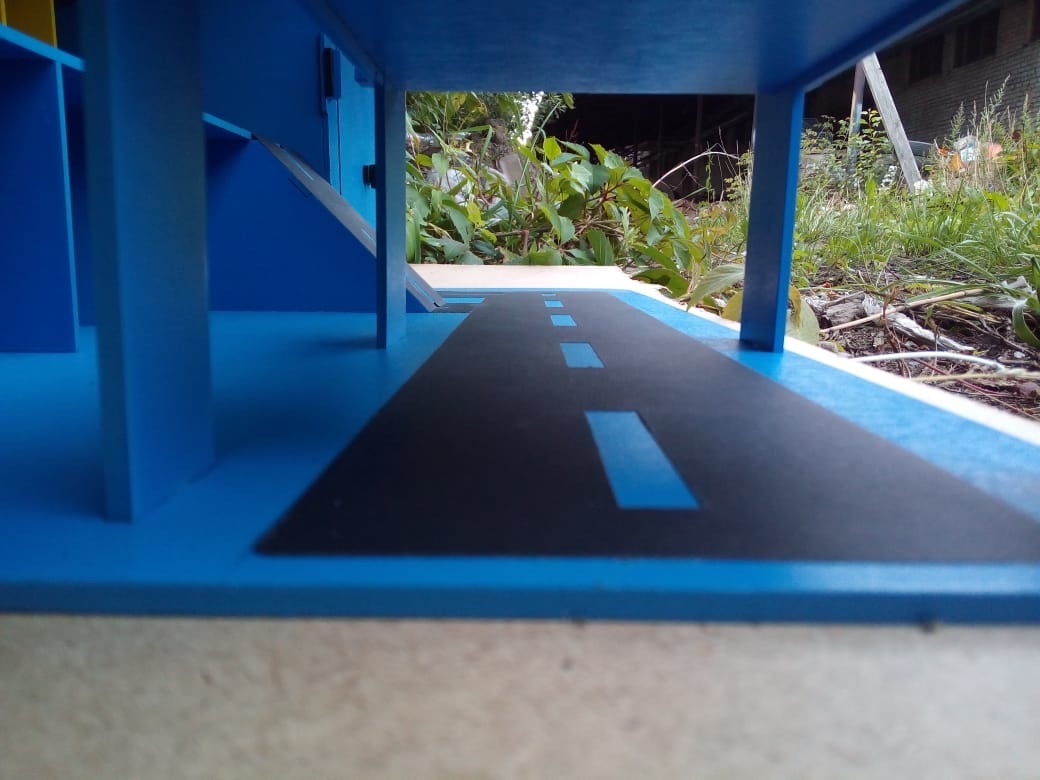 Парковка большая, с трамплином из фанеры