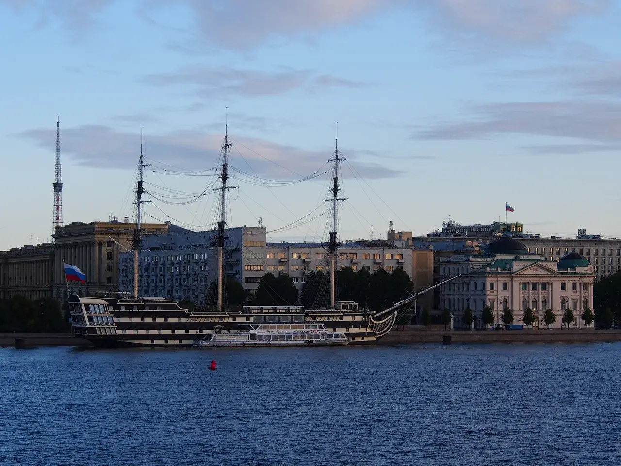 092 — Смотровая площадка на Петровской набережной
