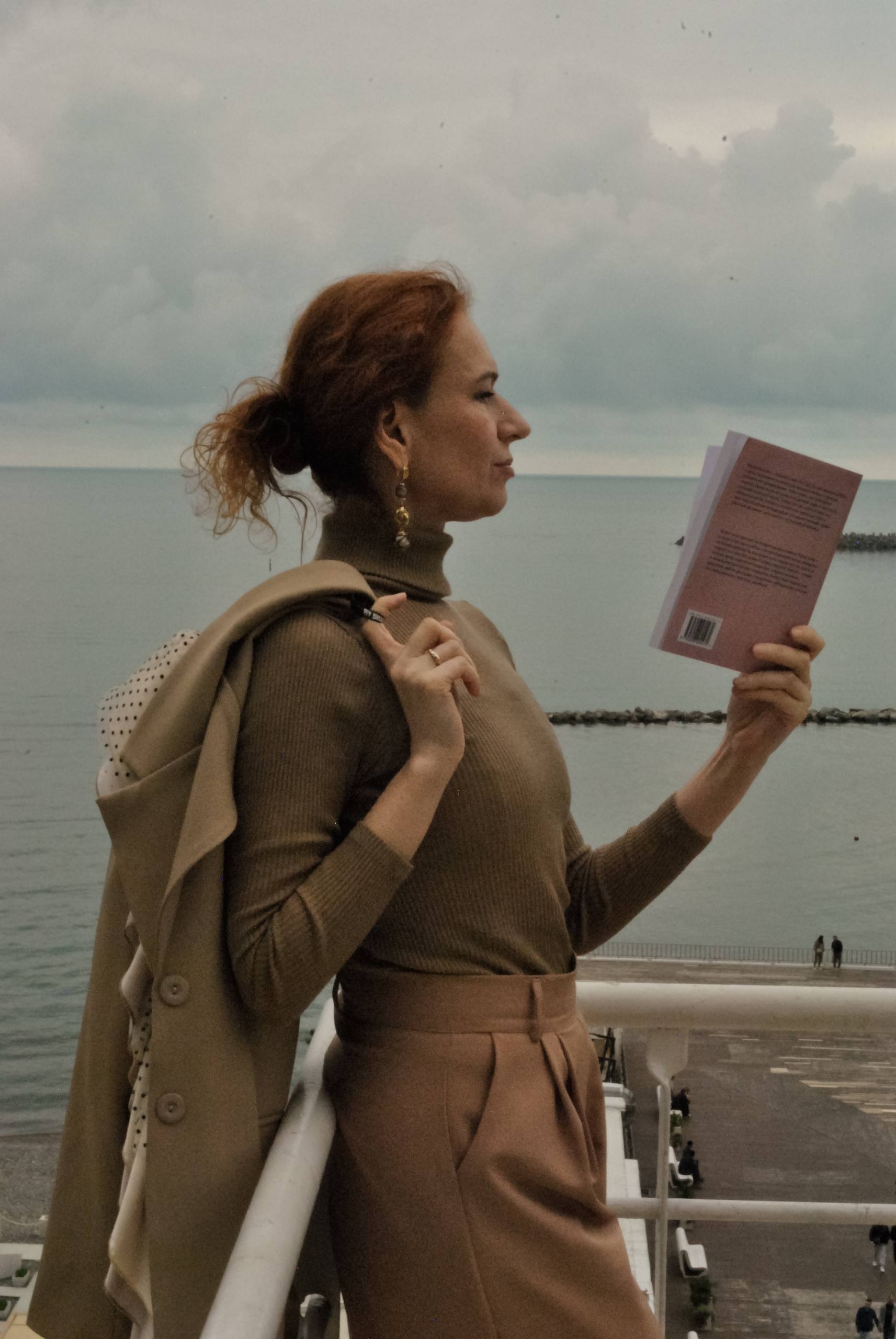Автор читает книгу у моря