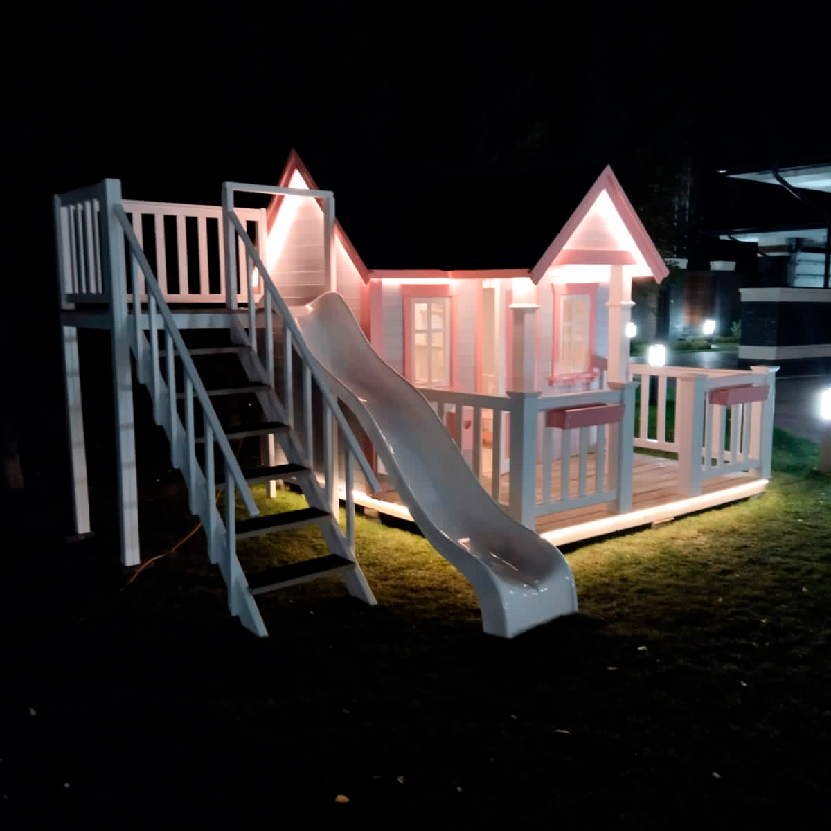 Детский игровой домик из дерева с неоновой подсветкой. Уютный и стильный домик для детей