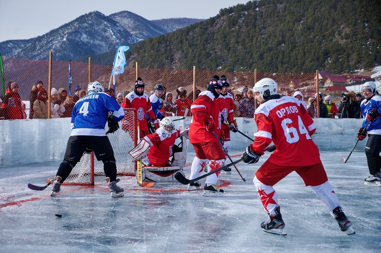 Хоккей на байкале 2024. Шайба для хоккея. Хоккей на Байкале. Хоккей на льду Байкала 2024. Хоккеист на Байкале.