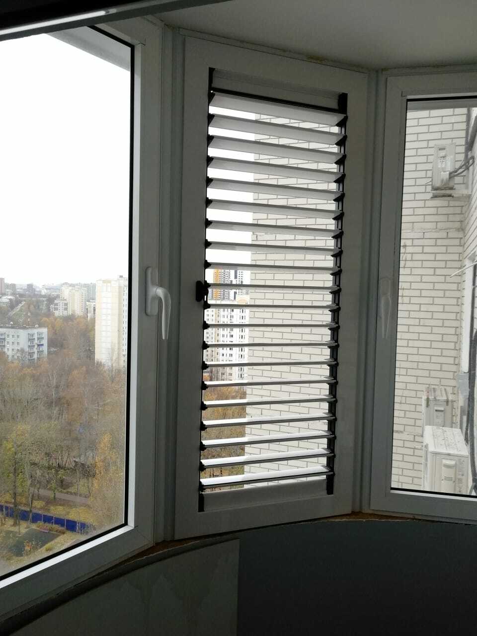 Замена стеклопакета на вентрешетку на балконе