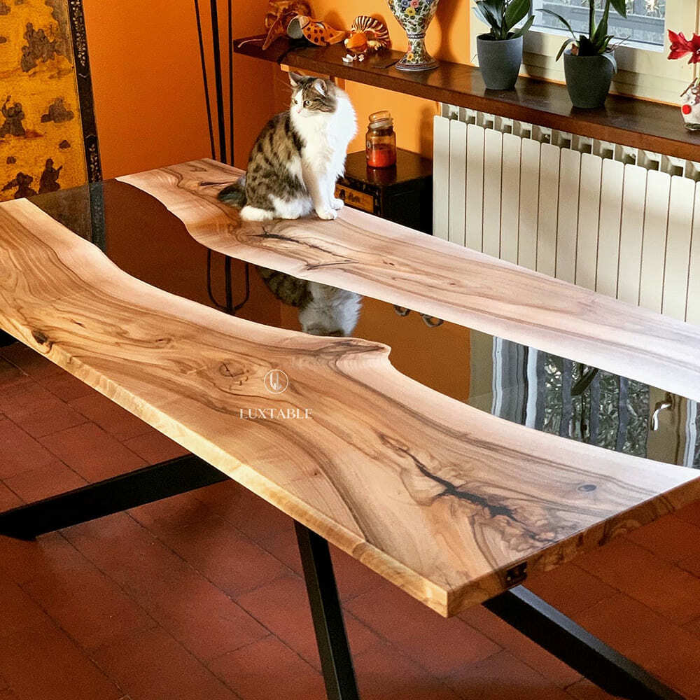 Epoxidharz Tische Alagoas aus europäischem Nussbaum und hellblauem Epoxidharz mit Metallic Effekt