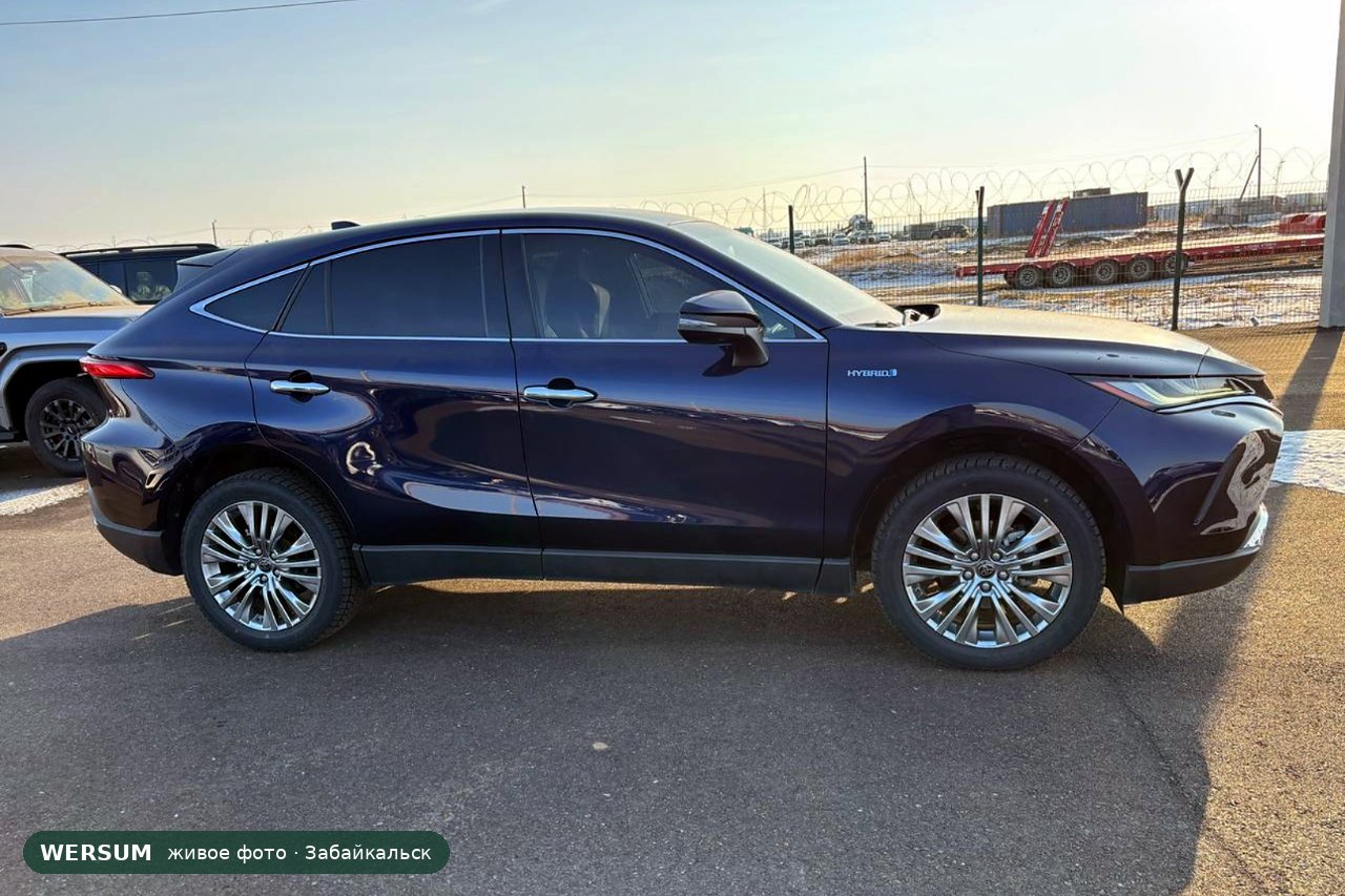 Toyota Harrier, сбоку: надпись HYBRID на крыле