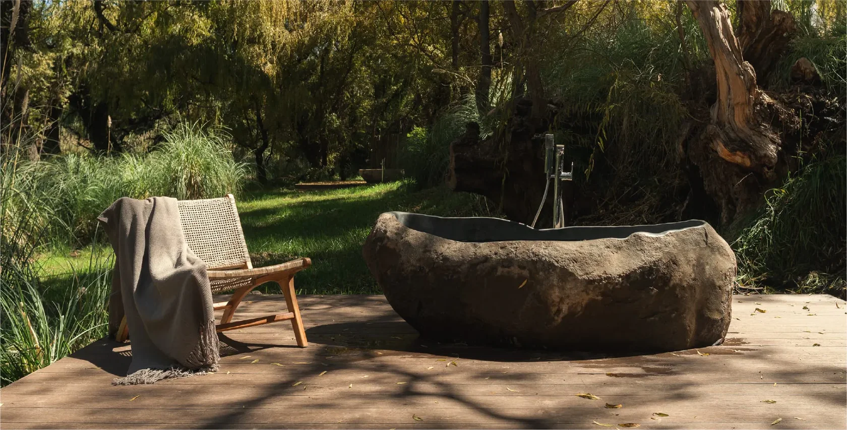 Каменная ванна под ивами в саду лоджа, Macal Cachi Luxury Lodge, Качи-Адентро