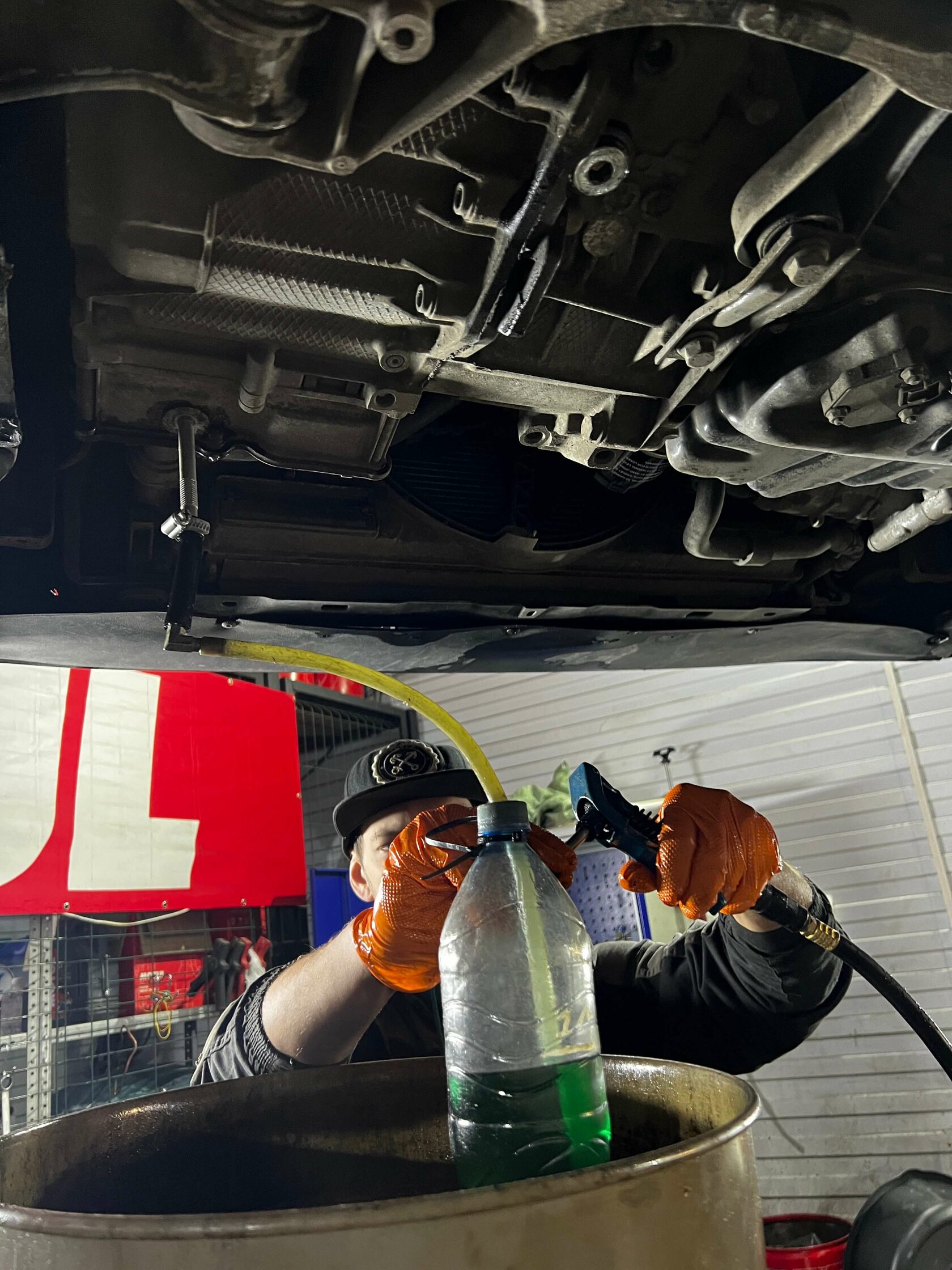 Заправка нового масла в мехатроник