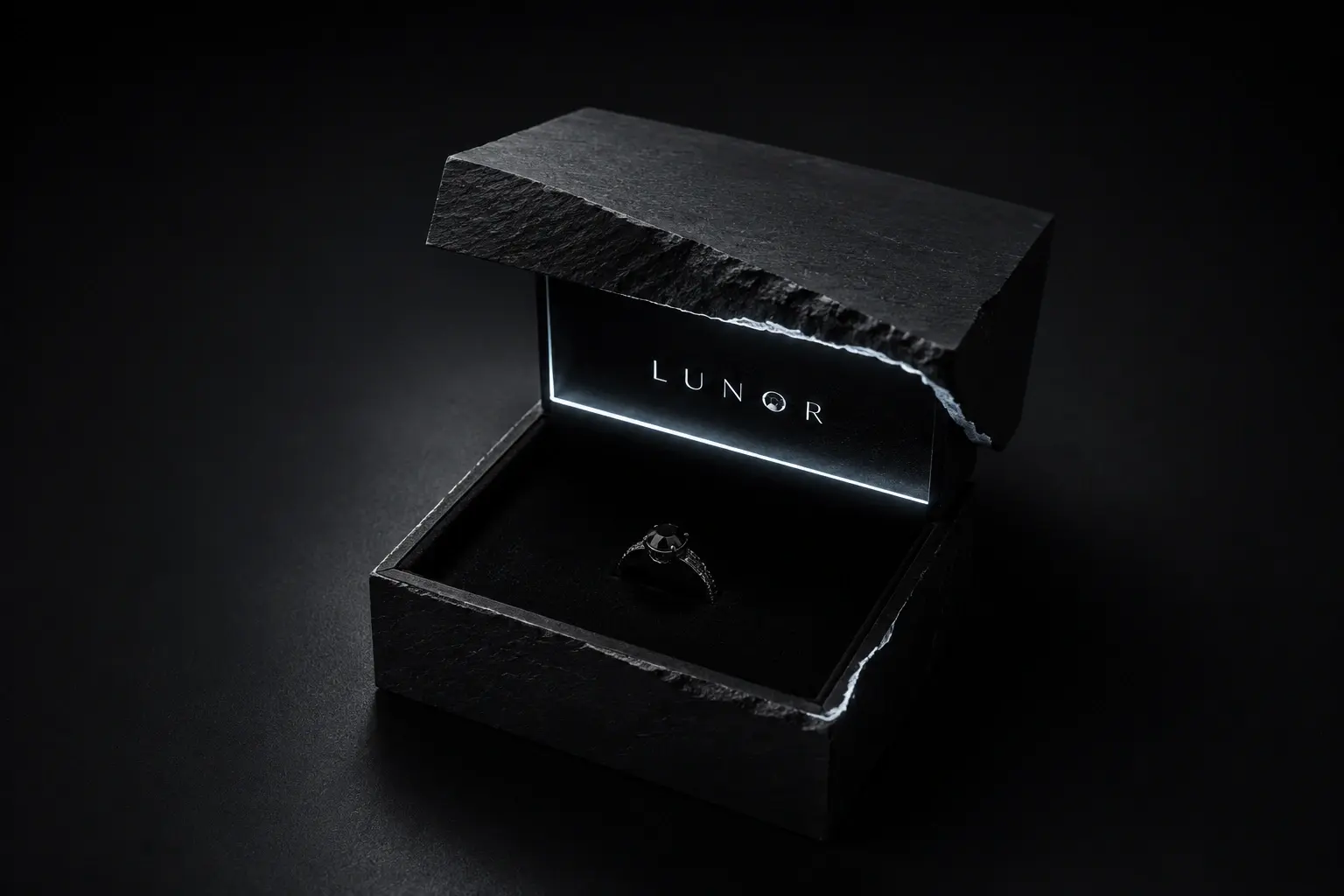 Фирменный паттерн LUNAR — абстрактная карта лунной поверхности тонкими белыми линиями на чёрном фоне