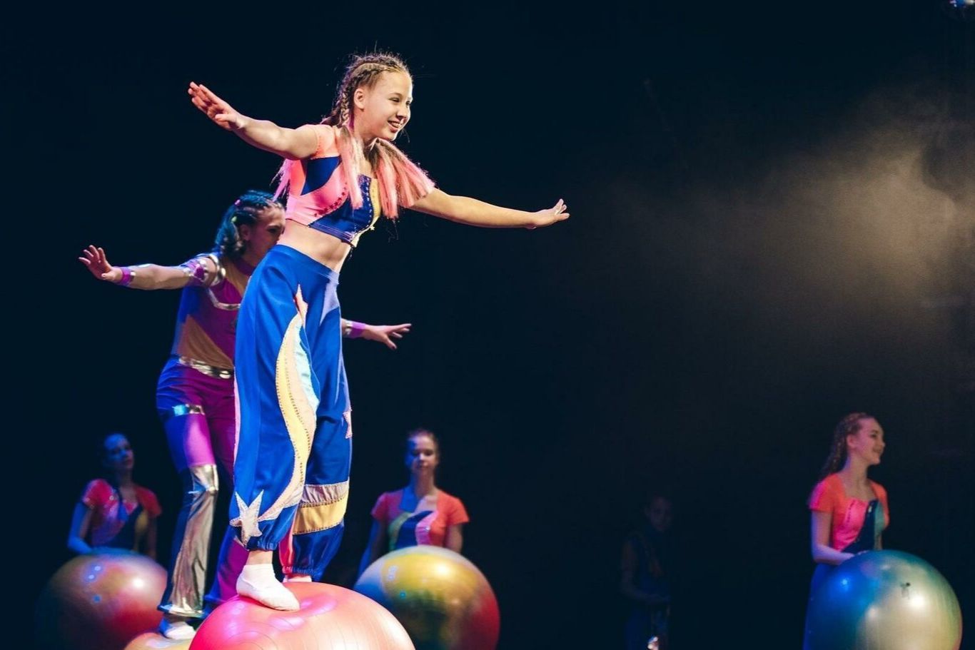 фото парня и девушки на романтическом свидании в публичном месте