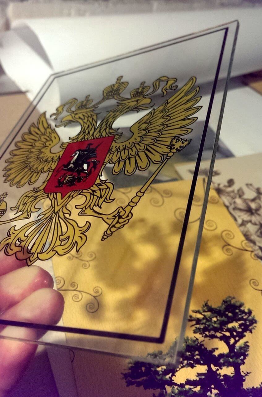 Печать на прозрачном оргстекле для табличек