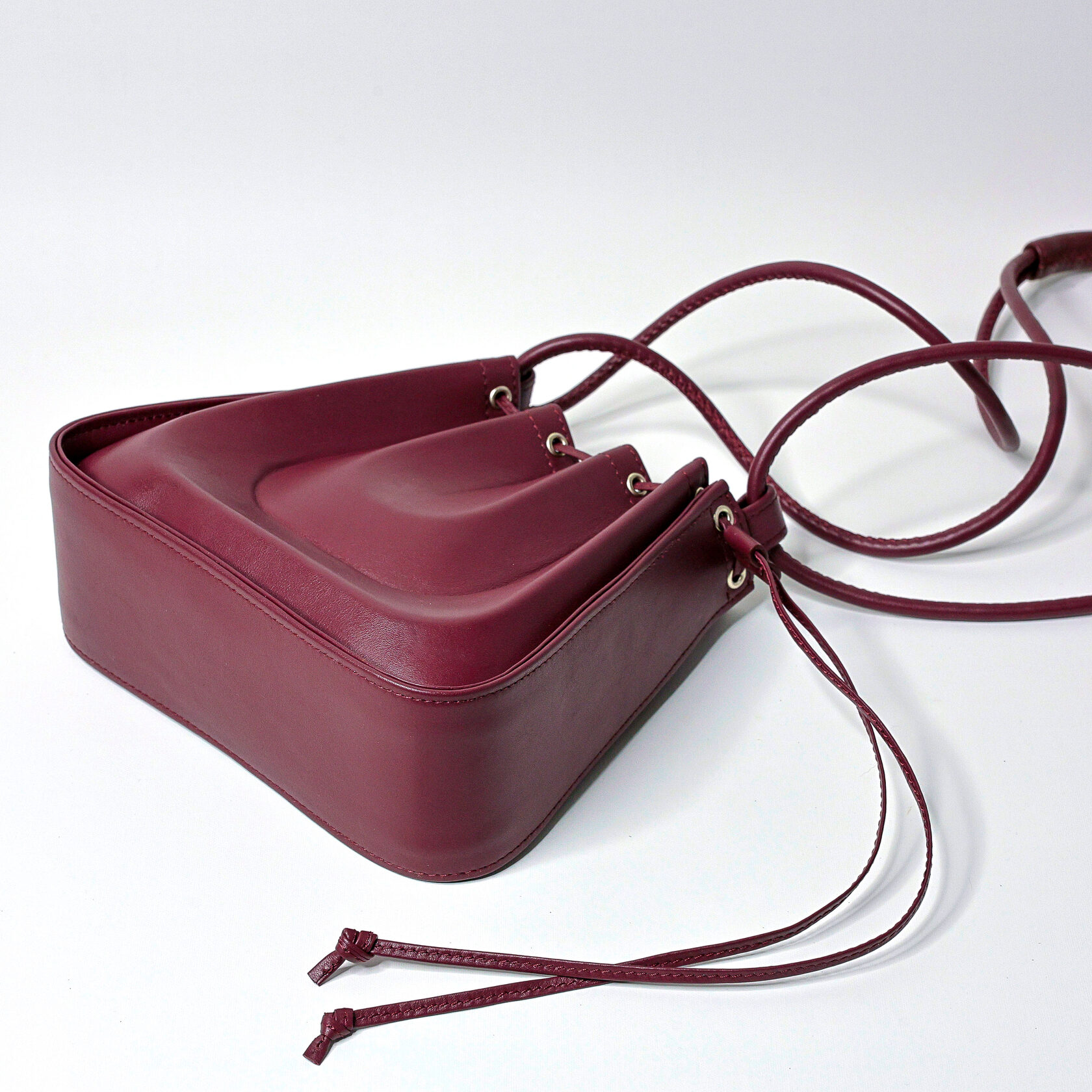 дизайнерская сумка Drift mini архитектурной формы бордового цвета из натуральной кожи премиум качества