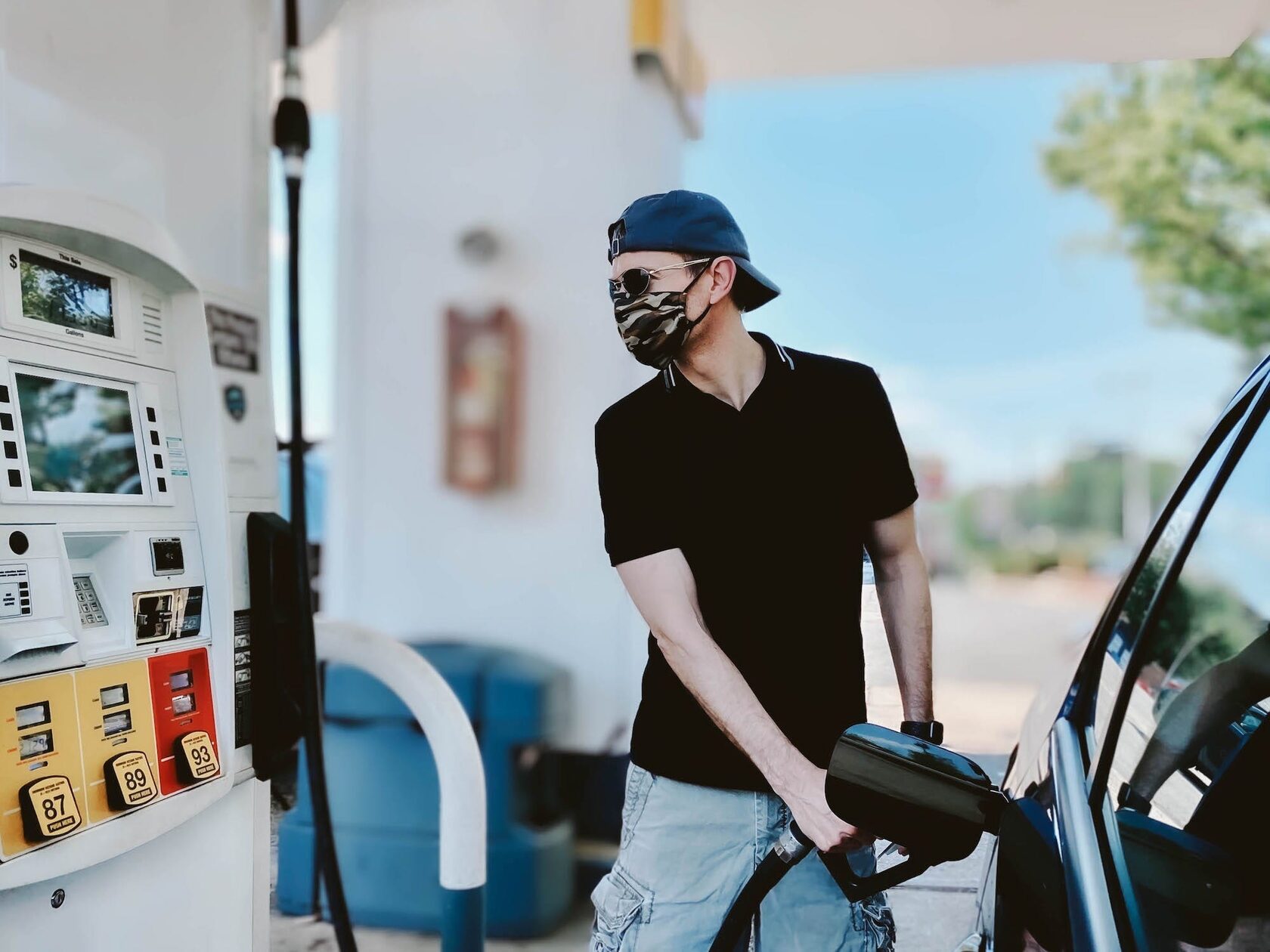 Цены на бензин в США упала ниже 4 долларов за галлон впервые за 5 месяцев