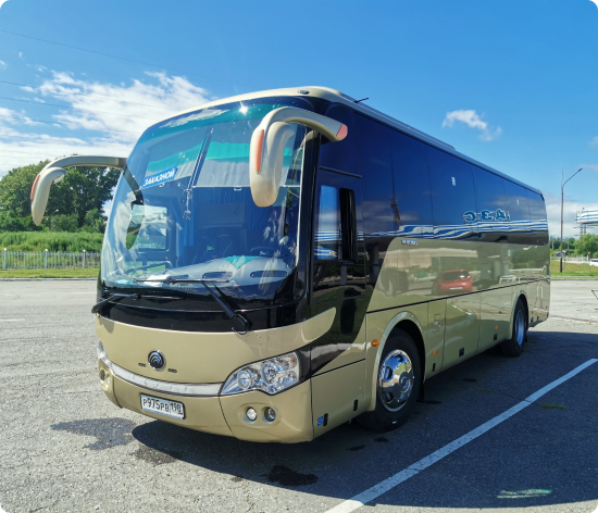 Золотистый туристический автобус Yutong на парковке — комфортные пассажирские перевозки по Хабаровску и Дальнему Востоку