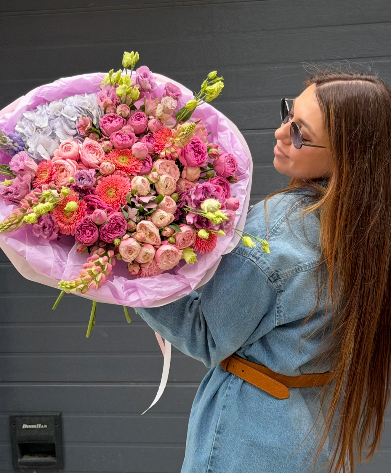 MAY flowers — цветочная студия в Нижнем Новгороде. Собираем стильные букеты на заказ, авторские букеты и цветочные композиции для любого повода: дня рождения, свидания, свадьбы, праздника или просто без повода.  В ассортименте — свежие цветы, букеты с доставкой, свадебные букеты, композиции из цветов, клубника в шоколаде, воздушные шары и дополнения к подарку.  Оформить заказ можно с доставкой цветов по Нижнему Новгороду или самовывозом из студии MAY flowers.