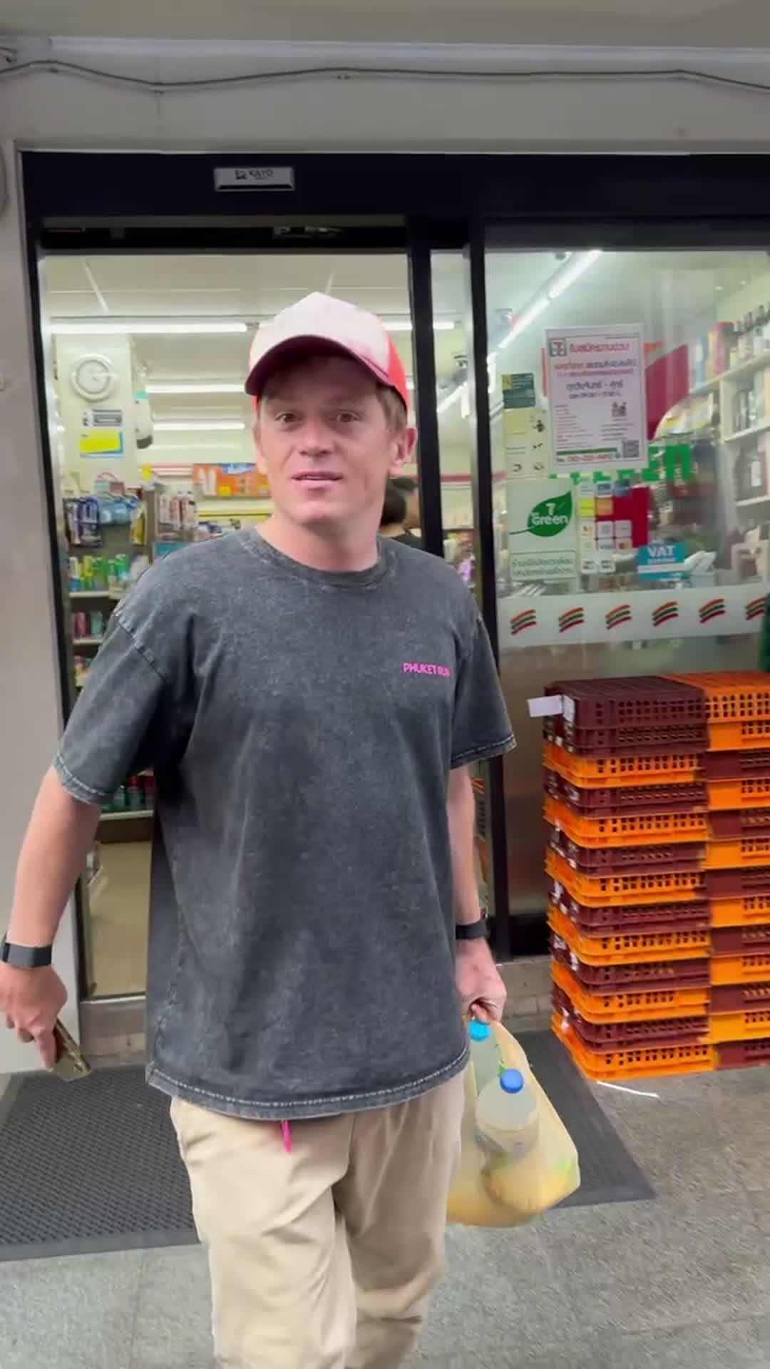 Павел Ростовцев выходит из 7-Eleven с покупками