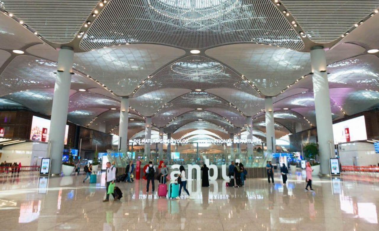 Istanbul international airport. Аэропорт Истанбул терминал d. Старый аэропорт Стамбула. Самый большой аэропорт в мире Стамбул 2021. Новый аэропорт Стамбула ночью.