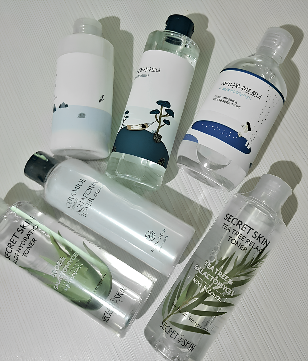 Корейские тонеры на белом фоне: тонер с морской водой, с березовым соком и чайным деревом. Все что необходимо для кожи в 2025 году.