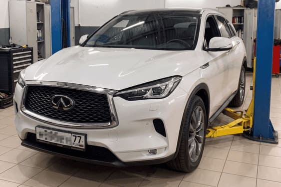 Infiniti QX50 на эвакуаторе после аварийной остановки вариатора