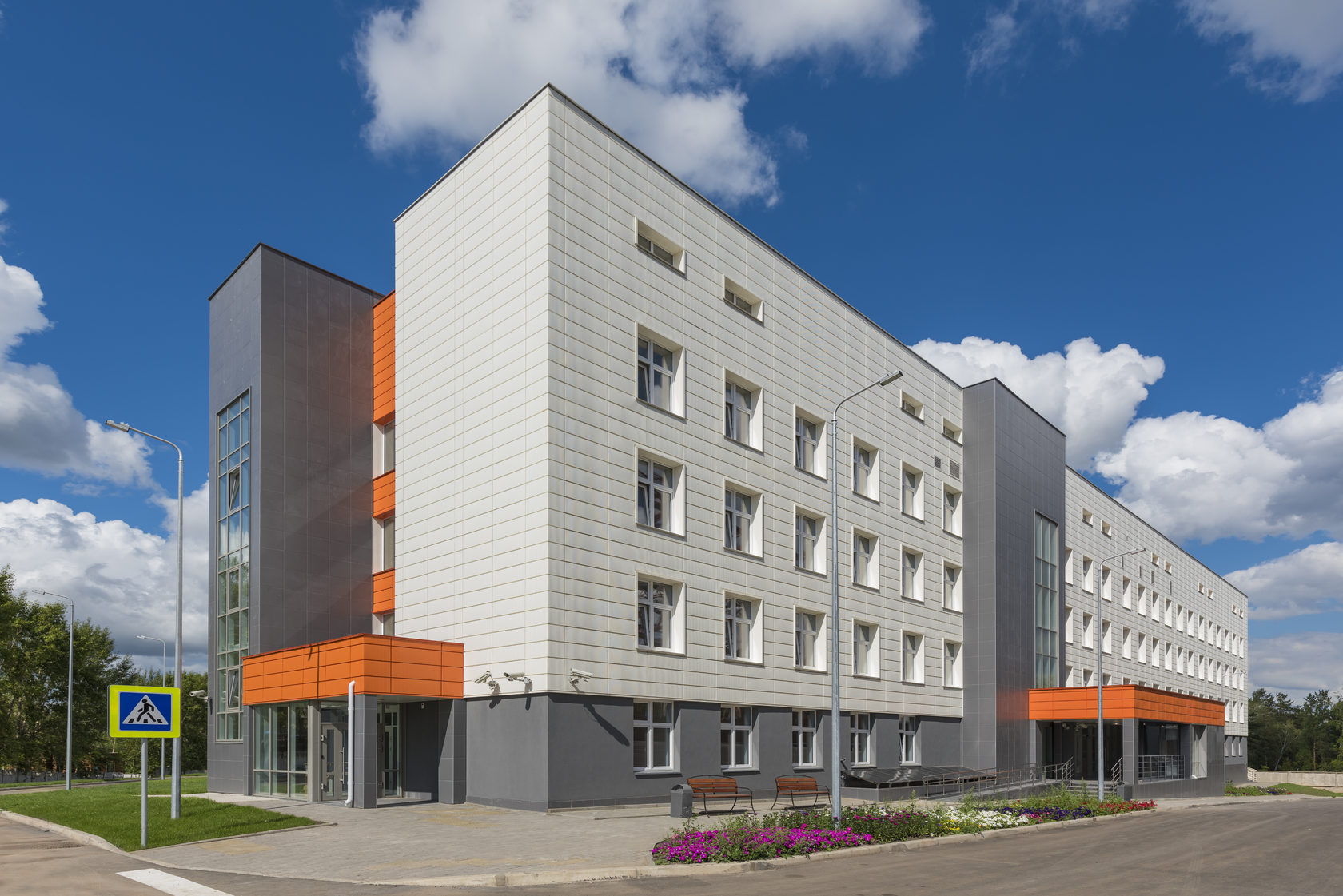 Центр цире. Восьмиэтажное здание больницы Москва. Фасад госпиталь в Германии. Фасад больницы. Фасад здания поликлиники.